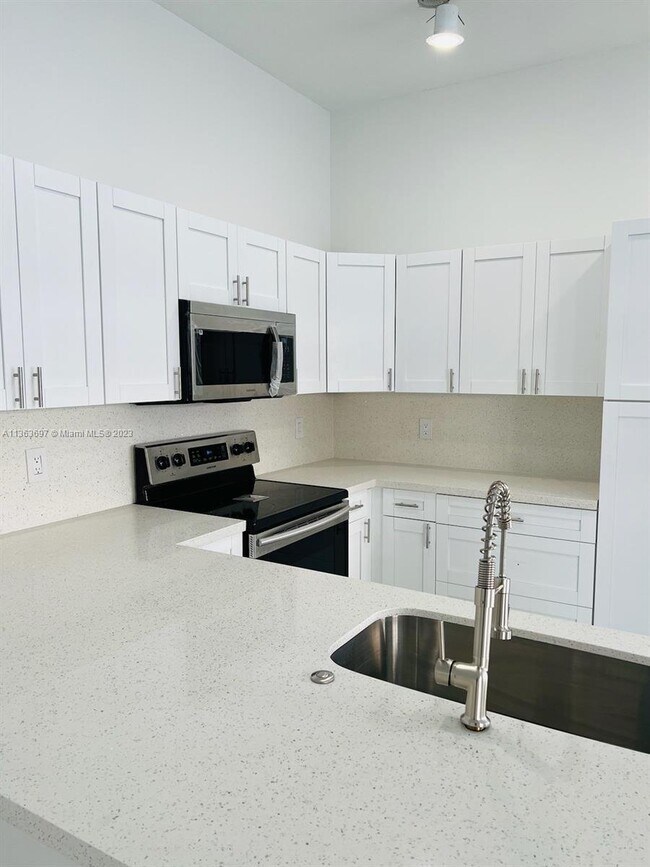 18333 NW 7th St in Pembroke Pines, FL - Foto de edificio - Building Photo