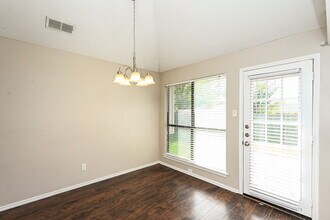 3309 Country Creek Ln in Fort Worth, TX - Foto de edificio - Building Photo