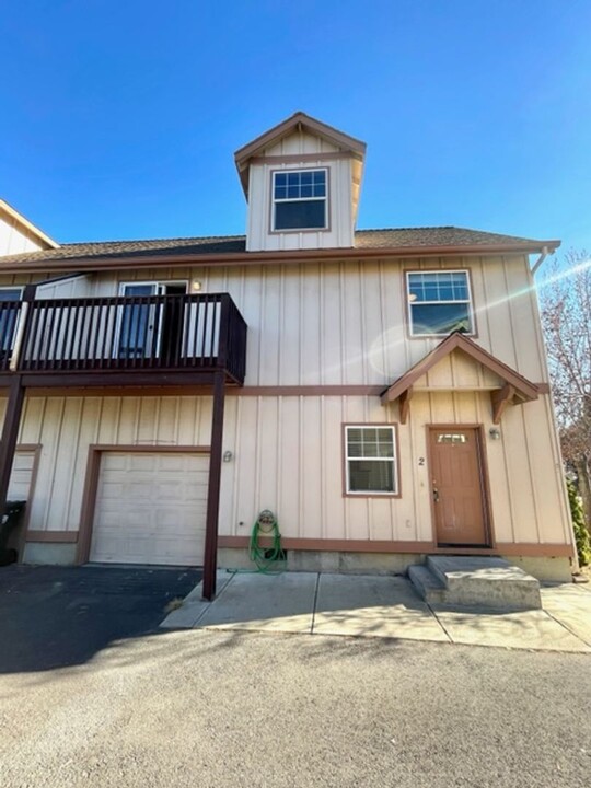 1514 NE Frank McClean Ct in Bend, OR - Building Photo