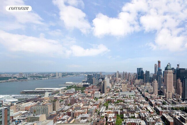 460 W 42nd St in New York, NY - Foto de edificio - Building Photo
