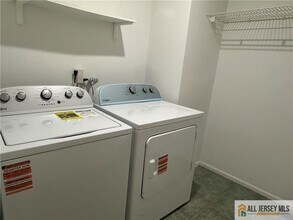 352 Bowler Ct in Piscataway, NJ - Building Photo - Building Photo