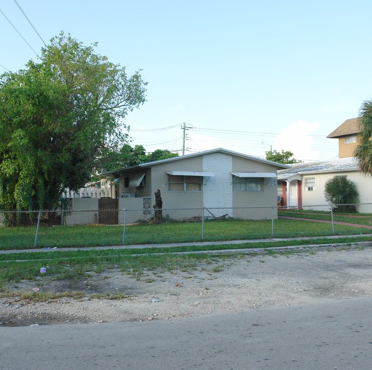 2380-2390 NE 173rd St in North Miami Beach, FL - Building Photo