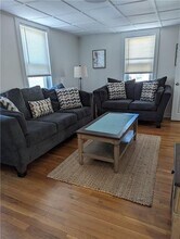 27 Mt Vernon St in Newport, RI - Foto de edificio - Building Photo