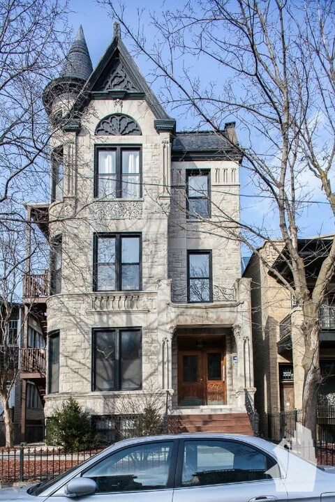 2134 W Concord Pl in Chicago, IL - Building Photo