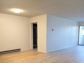 398 Parrott St, Unit 104 in San Leandro, CA - Building Photo - Building Photo