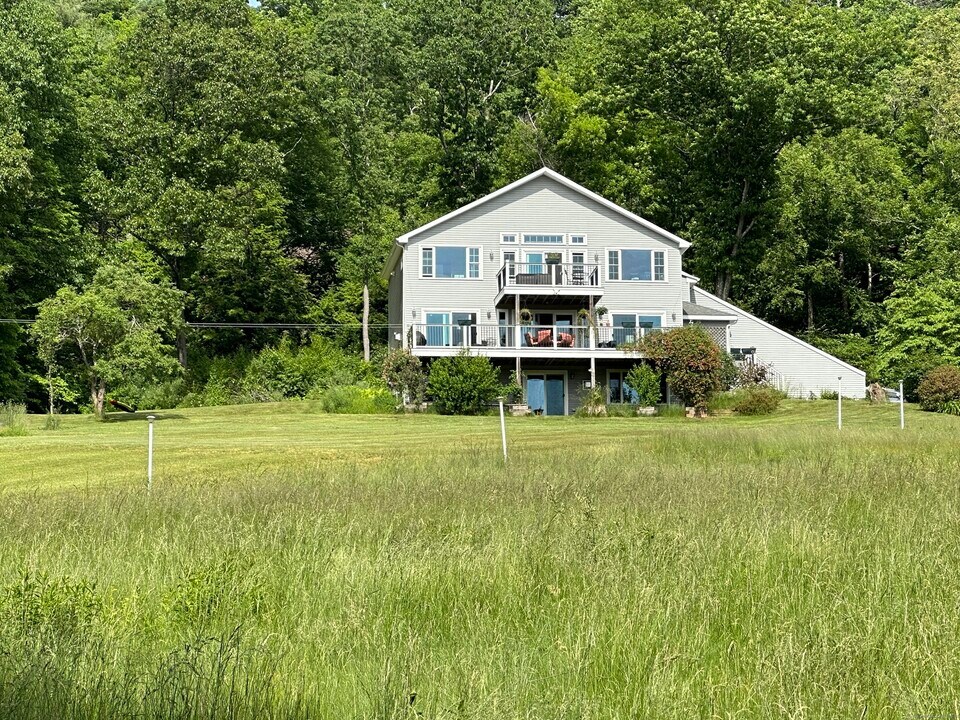 24 Coppergate Rd in East Granby, CT - Building Photo
