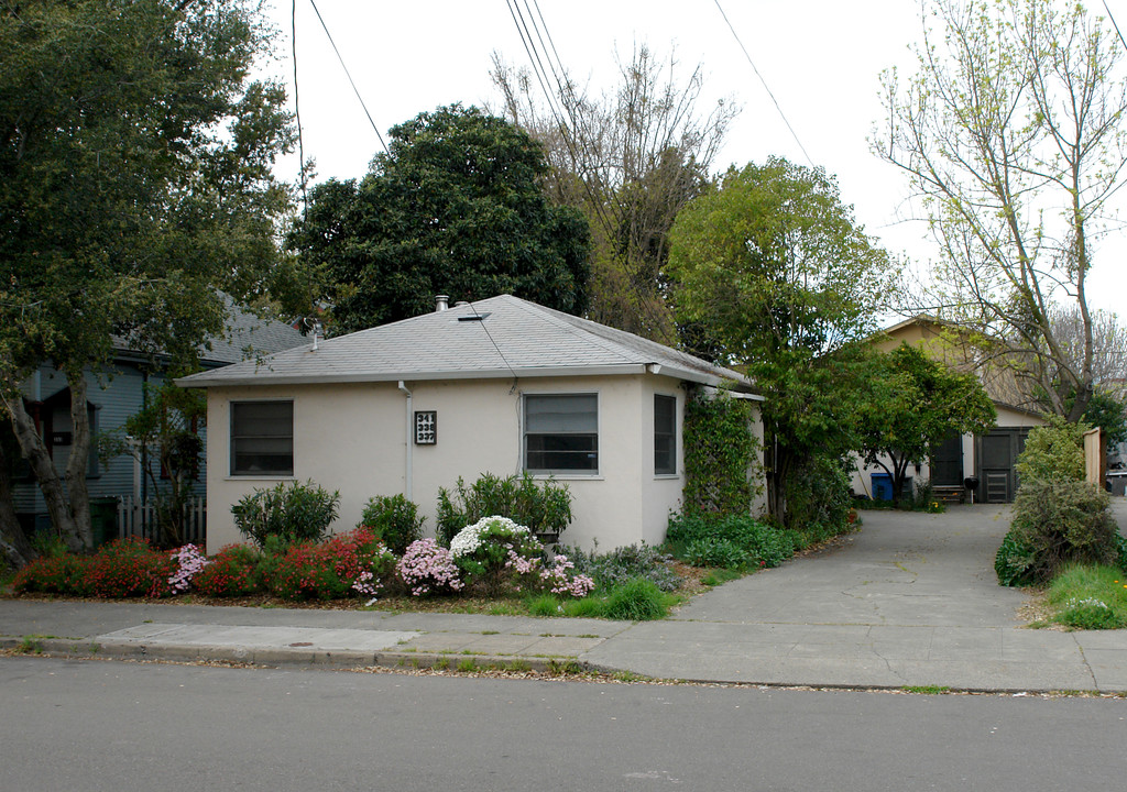 337-341 10th St in Santa Rosa, CA - Foto de edificio