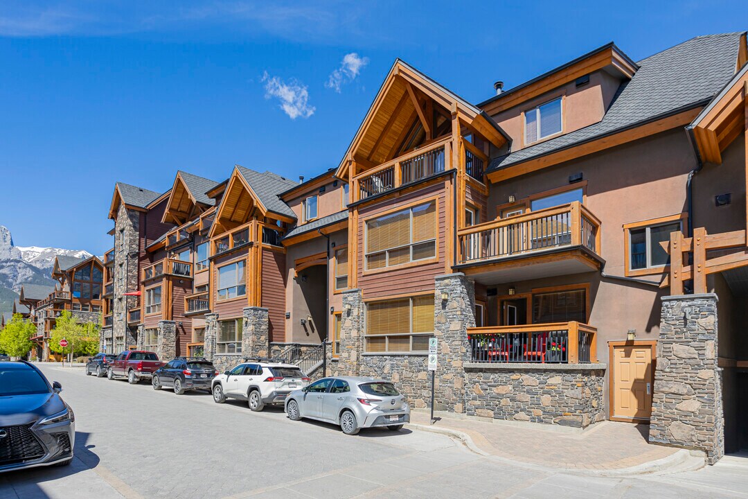 604 Policemans Creek Dr in Canmore, AB - Building Photo