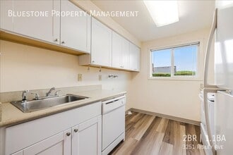 3251 SE Risley Ave in Milwaukie, OR - Foto de edificio - Building Photo