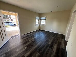 8206 Wheatland Ave in Los Angeles, CA - Foto de edificio - Building Photo