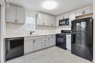 27 N Victoria Ln in Streamwood, IL - Building Photo - Building Photo