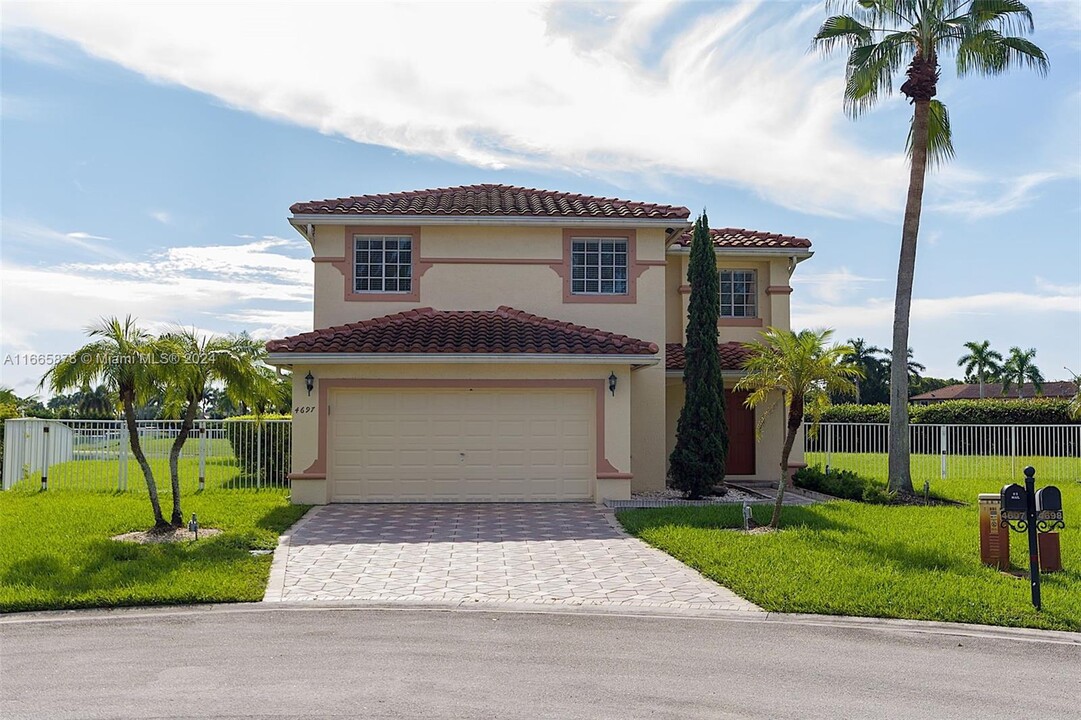 4697 SW 134th Ave in Miramar, FL - Foto de edificio