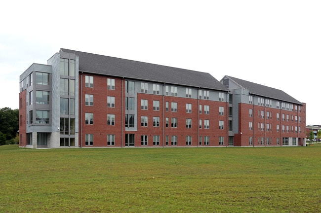 NEIT Residence Hall in East Greenwich, RI - Foto de edificio - Building Photo