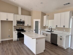 10367 9th Ave in Hesperia, CA - Building Photo - Building Photo