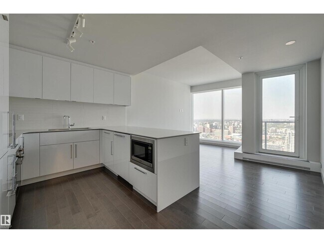 10360 102 St NW in Edmonton, AB - Building Photo - Building Photo