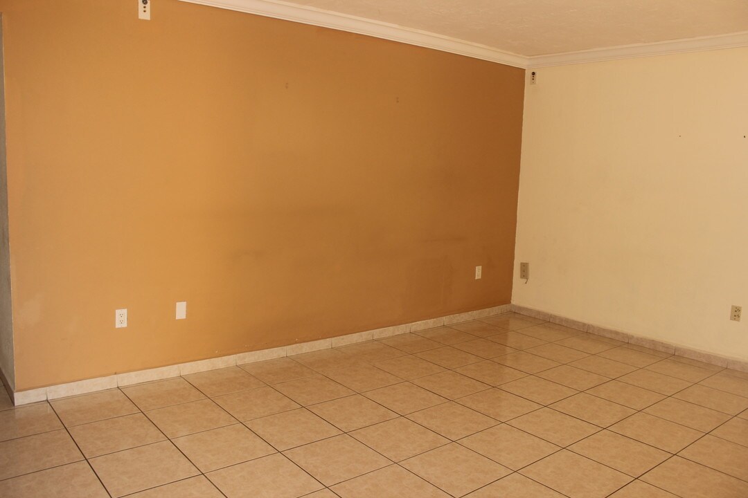 1655 W 44th Pl in Hialeah, FL - Building Photo