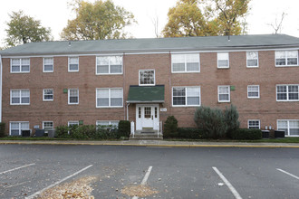 Fields of Falls Church in Falls Church, VA - Building Photo - Building Photo