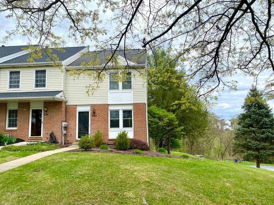 202 Meadowview Dr in Canonsburg, PA - Building Photo