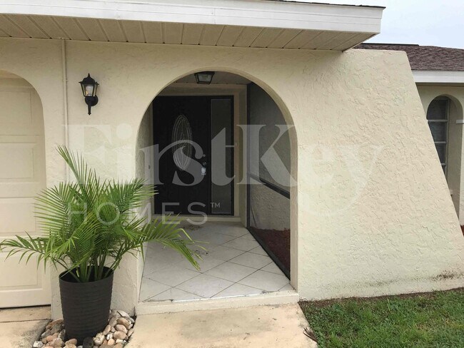 904 SE 34th Terrace in Cape Coral, FL - Building Photo - Building Photo