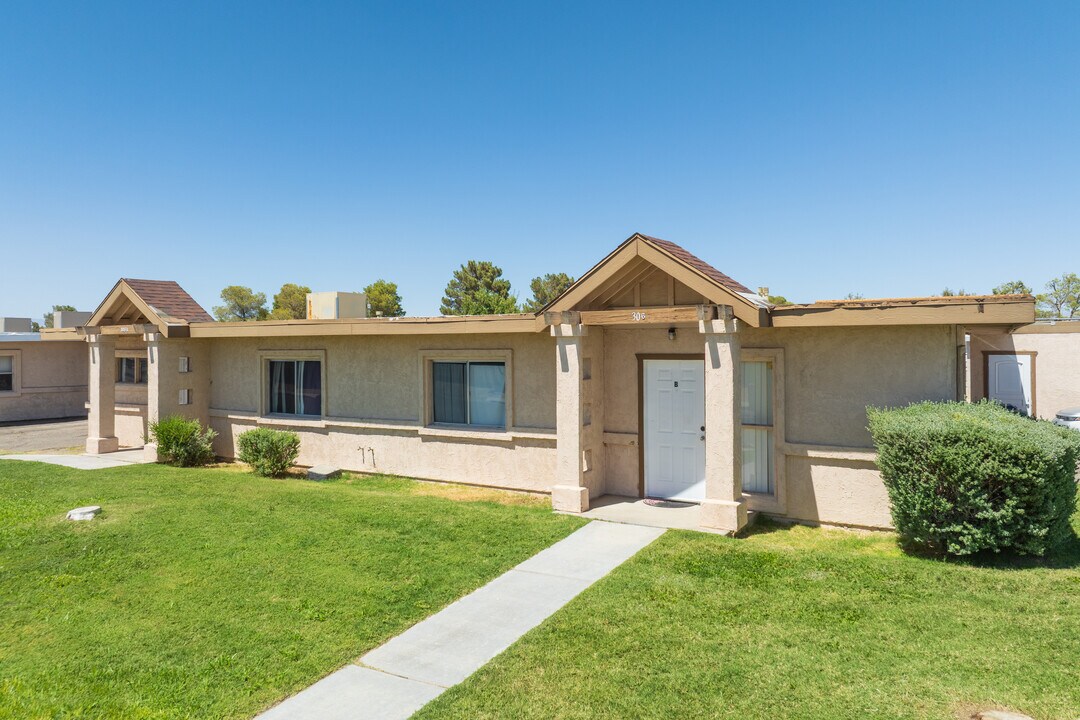 Desert Oasis Apartments in Ridgecrest, CA - Building Photo