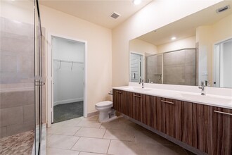 6425 NW 103rd Pl in Doral, FL - Building Photo - Building Photo