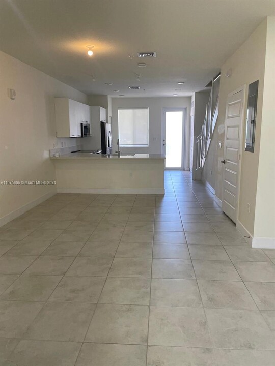 6455 NW 103rd Pl in Doral, FL - Building Photo