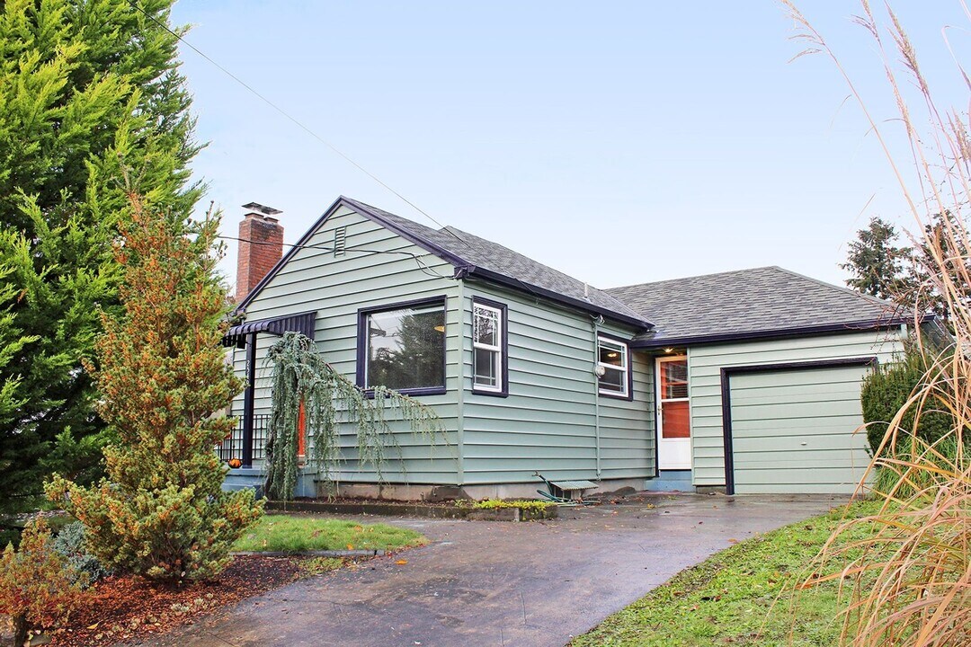 2549 N Russet St in Portland, OR - Building Photo