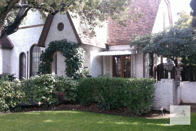 property at 2330 N Maroa Ave