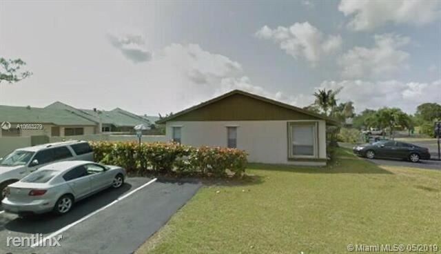 12000 SW 110th St Cir N in Miami, FL - Building Photo
