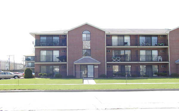 8050-8060 S Roberts Rd in Bridgeview, IL - Foto de edificio - Building Photo