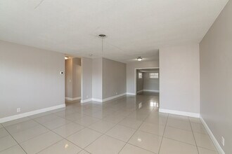 1321 SW 21st Way in Delray Beach, FL - Foto de edificio - Building Photo