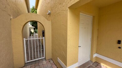 4068 Eastridge Dr in Pompano Beach, FL - Foto de edificio - Building Photo