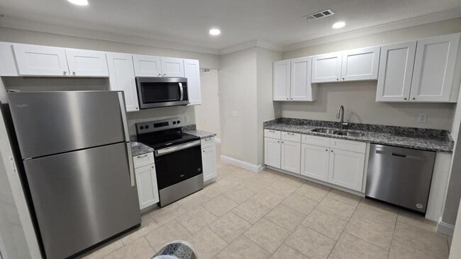 556 Lambright Rd in South Daytona, FL - Foto de edificio - Building Photo