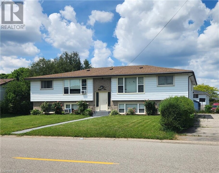 84 Lyndhurst St in Brantford, ON - Building Photo