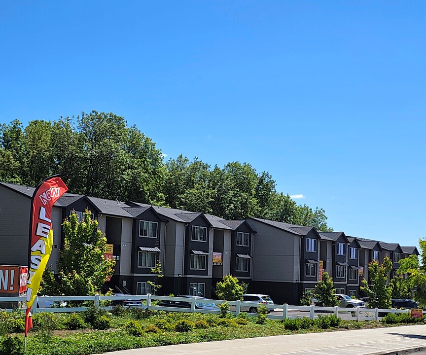 Meadow Brook Villas in Newberg, OR - Foto de edificio