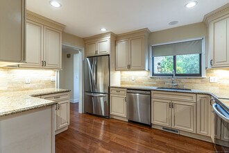 67 Riverside Ave in Greenwich, CT - Building Photo - Building Photo