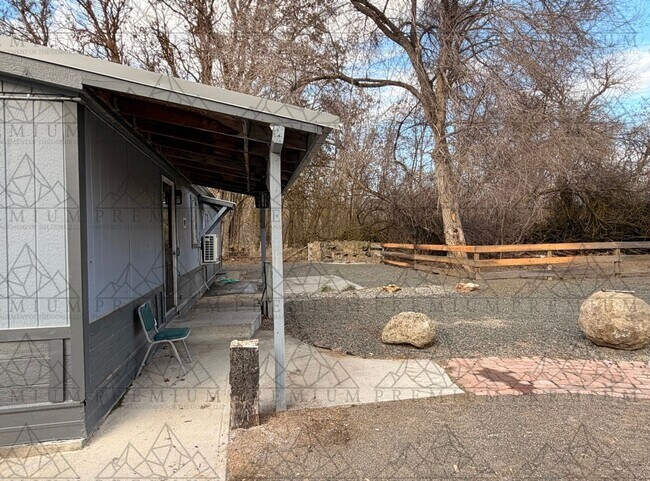 84060 Fred Ashley Rd in Tygh Valley, OR - Building Photo - Building Photo