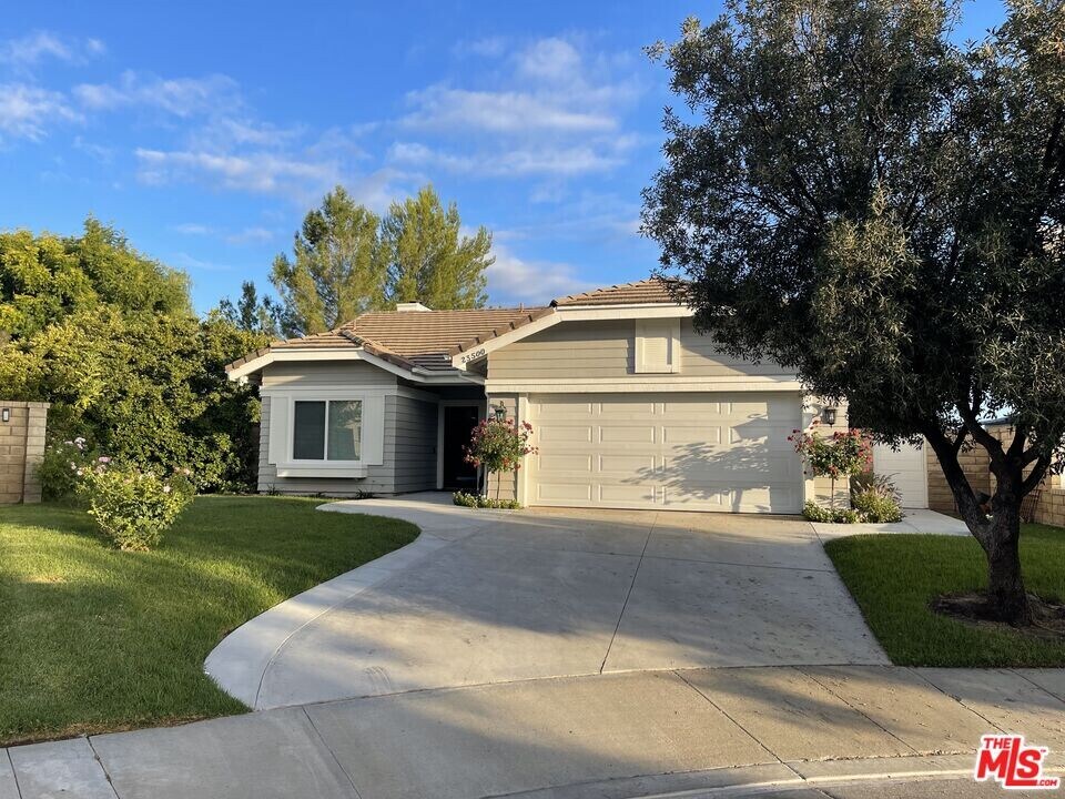 23500 Northfield Ct in Santa Clarita, CA - Building Photo