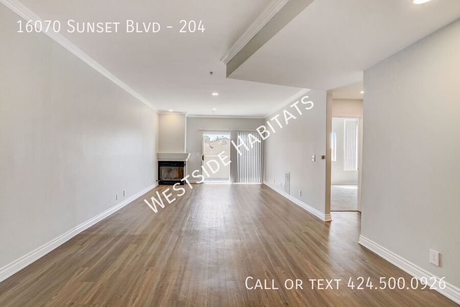 16070 W Sunset Blvd in Los Angeles, CA - Building Photo
