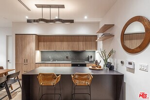 1030 Kings Rd in West Hollywood, CA - Building Photo