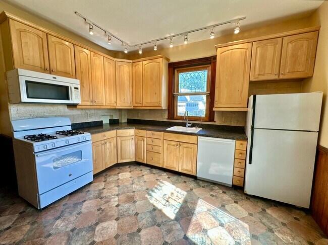 2 Marbury Ter, Unit 2