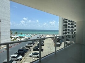 3180 S Ocean Dr in Hallandale Beach, FL - Building Photo