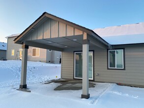 4249 Cove W Dr in Moses Lake, WA - Foto de edificio - Building Photo