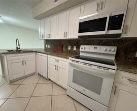 165 NW 96th Terrace in Pembroke Pines, FL - Foto de edificio - Building Photo