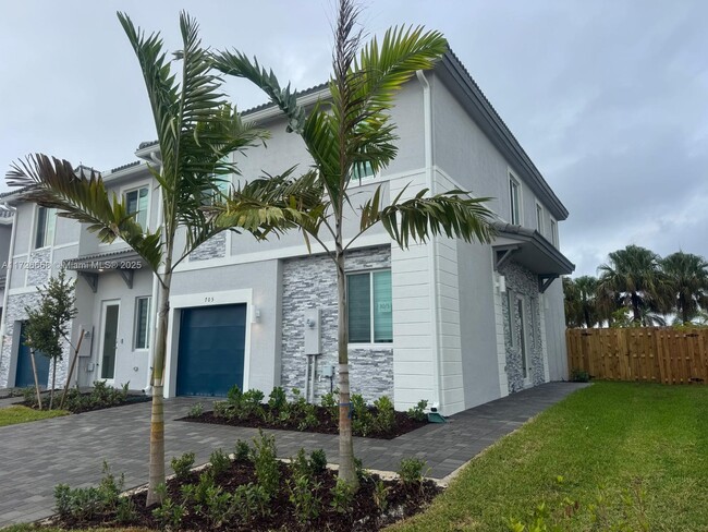 705 SE 13th St Cir in Homestead, FL - Building Photo - Building Photo