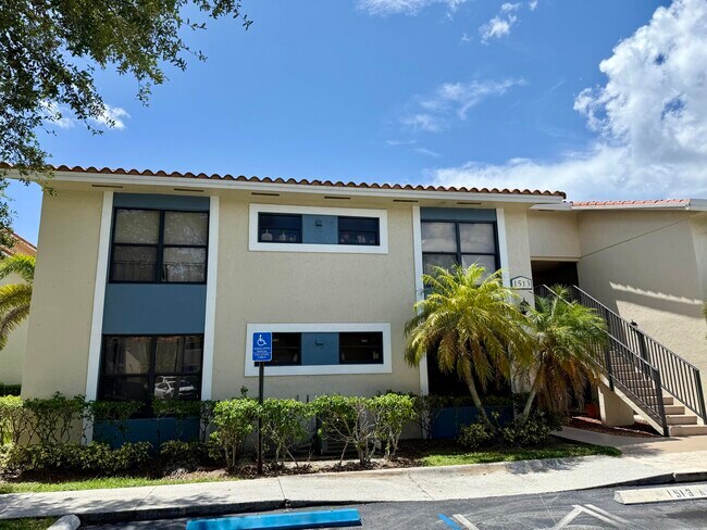 1513 Lake Crystal Dr in West Palm Beach, FL - Building Photo - Building Photo