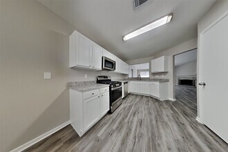 2318 Friarwood Trail in Houston, TX - Foto de edificio - Building Photo