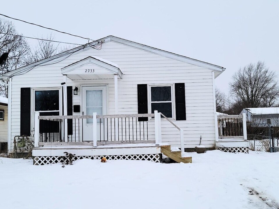 2933 Daleford Ave NE in Canton, OH - Building Photo