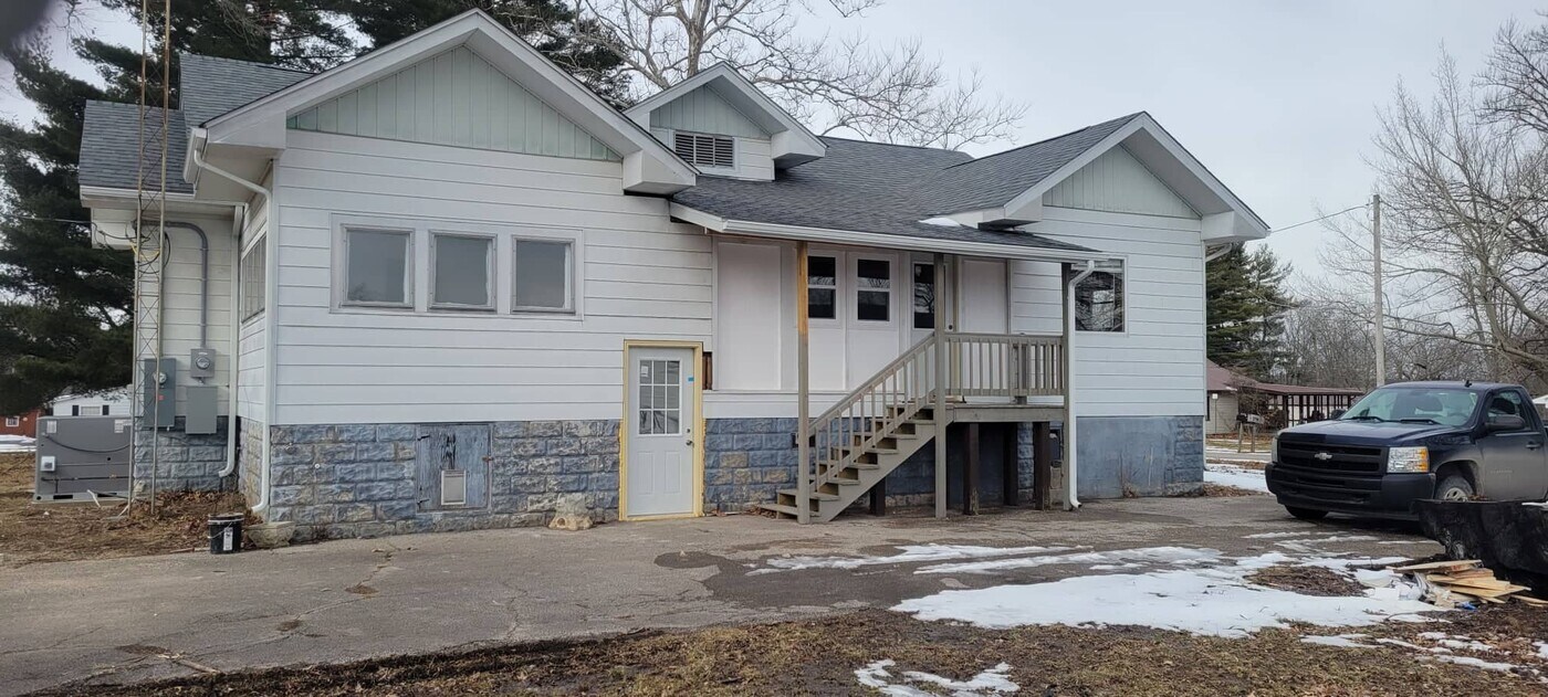 633 S 3rd St, Unit B in Dugger, IN - Building Photo