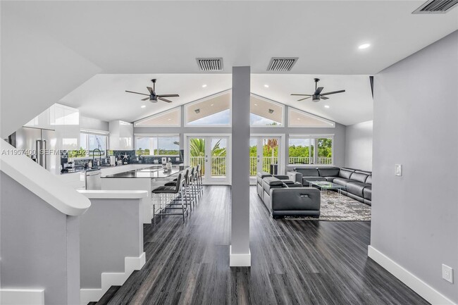 90 N Bounty Ln in Key Largo, FL - Foto de edificio - Building Photo